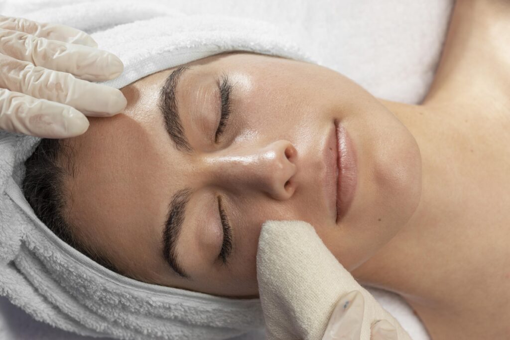 hacer limpieza facial