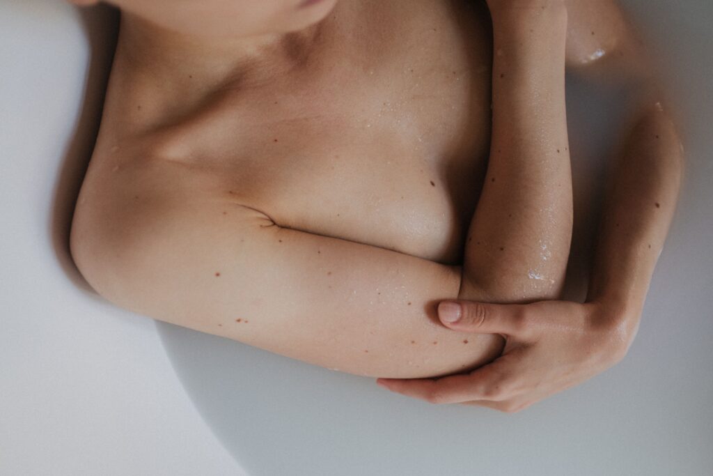 Todo lo que debes saber sobre la depilación láser en las areolas 2 pexels cottonbro 9376352